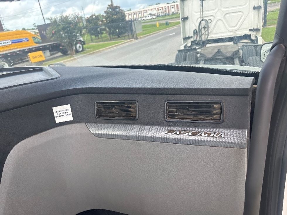 Day Cab Tractor-Heavy Duty Tractors-Freightliner-2022-T12664ST-Hammond-LA-97,045\n\t\tmiles-$ 87,000 - Image 13