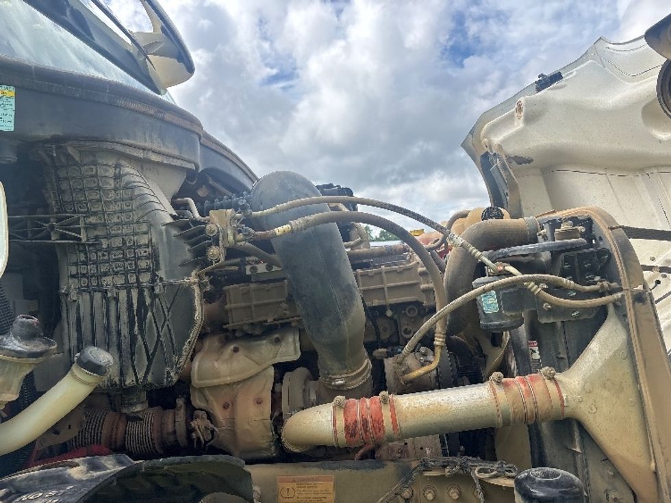 Day Cab Tractor-Heavy Duty Tractors-Freightliner-2022-T12664ST-Hammond-LA-97,045\n\t\tmiles-$ 87,000 - Image 15