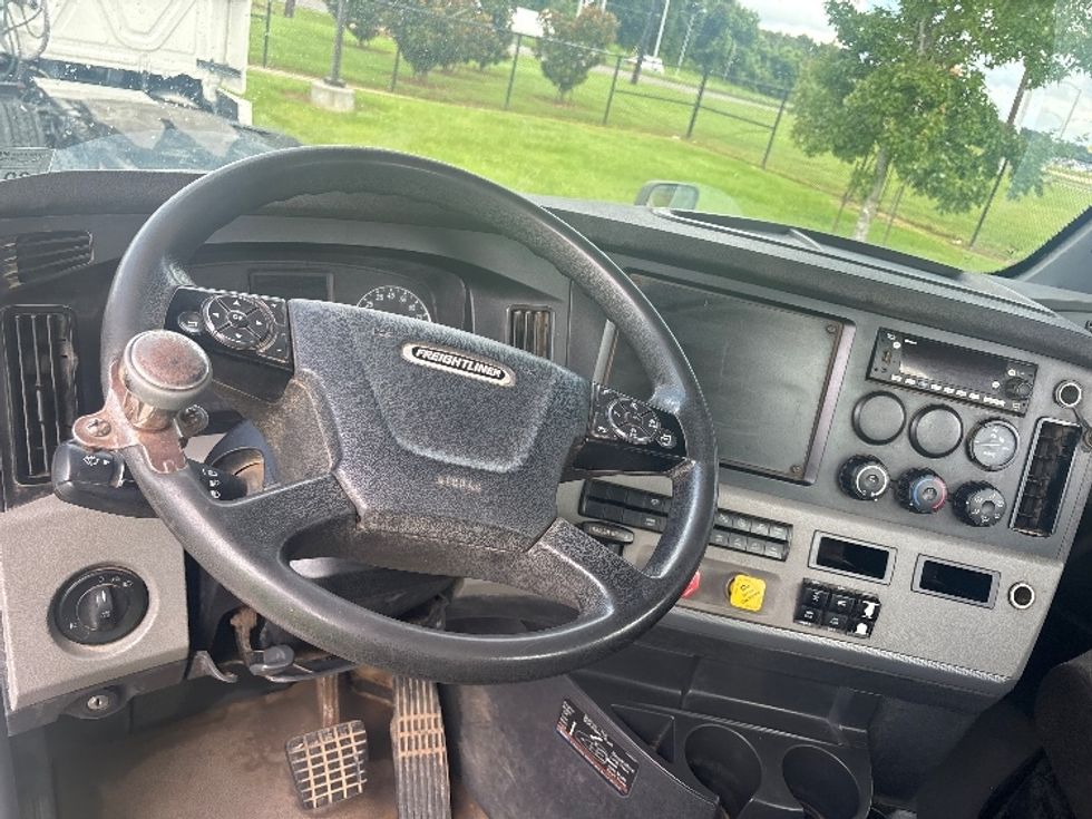 Day Cab Tractor-Heavy Duty Tractors-Freightliner-2022-T12664ST-Hammond-LA-97,045\n\t\tmiles-$ 87,000 - Image 9