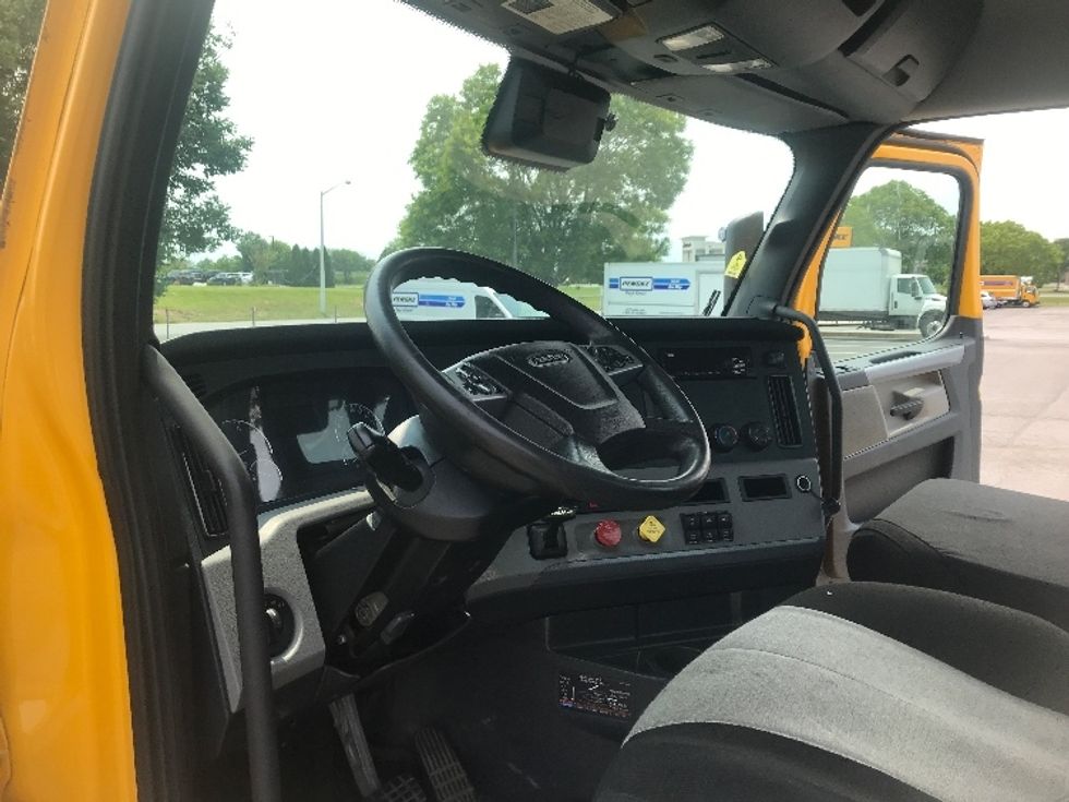 2022 Freightliner Cascadia 126" Day cab photo 9