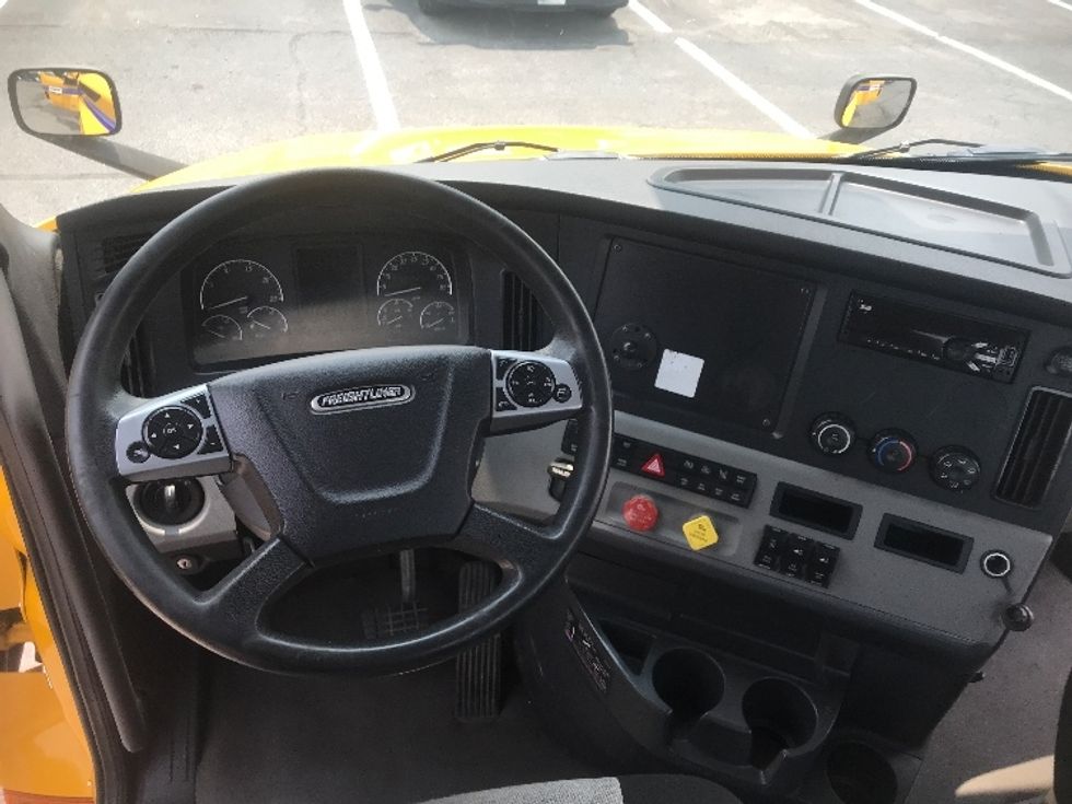 2022 Freightliner Cascadia 126" Day cab photo 10