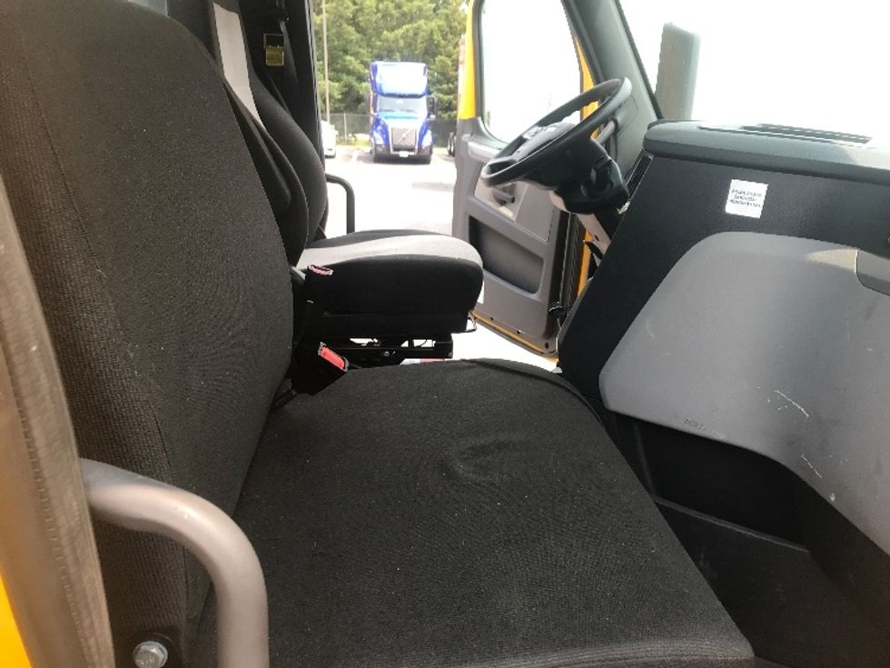 2022 Freightliner Cascadia 126" Day cab photo 11