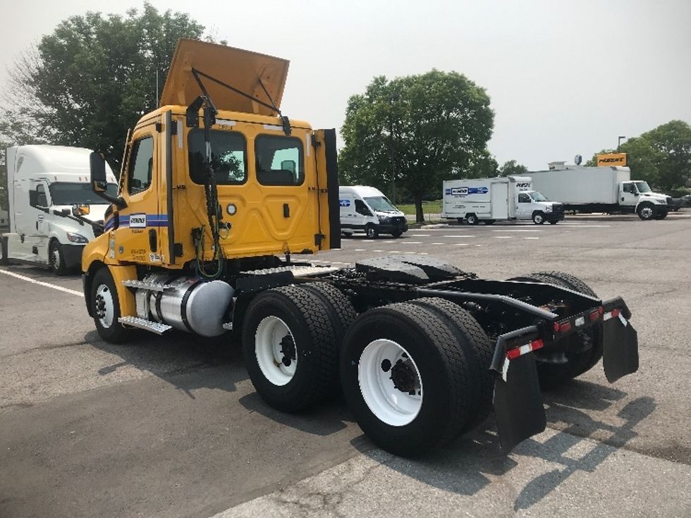 2022 Freightliner Cascadia 126" Day cab photo 5