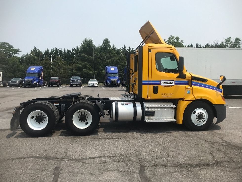 2022 Freightliner Cascadia 126" Day cab photo 8