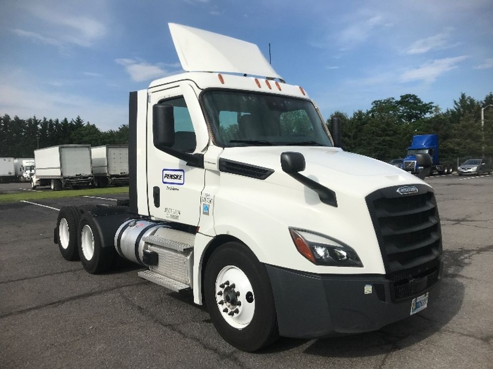 Day Cab Tractor-Heavy Duty Tractors-Freightliner-2022-T12664ST-Harrisburg-PA-296,256\n\t\tmiles-$ 71,750 - Image 1