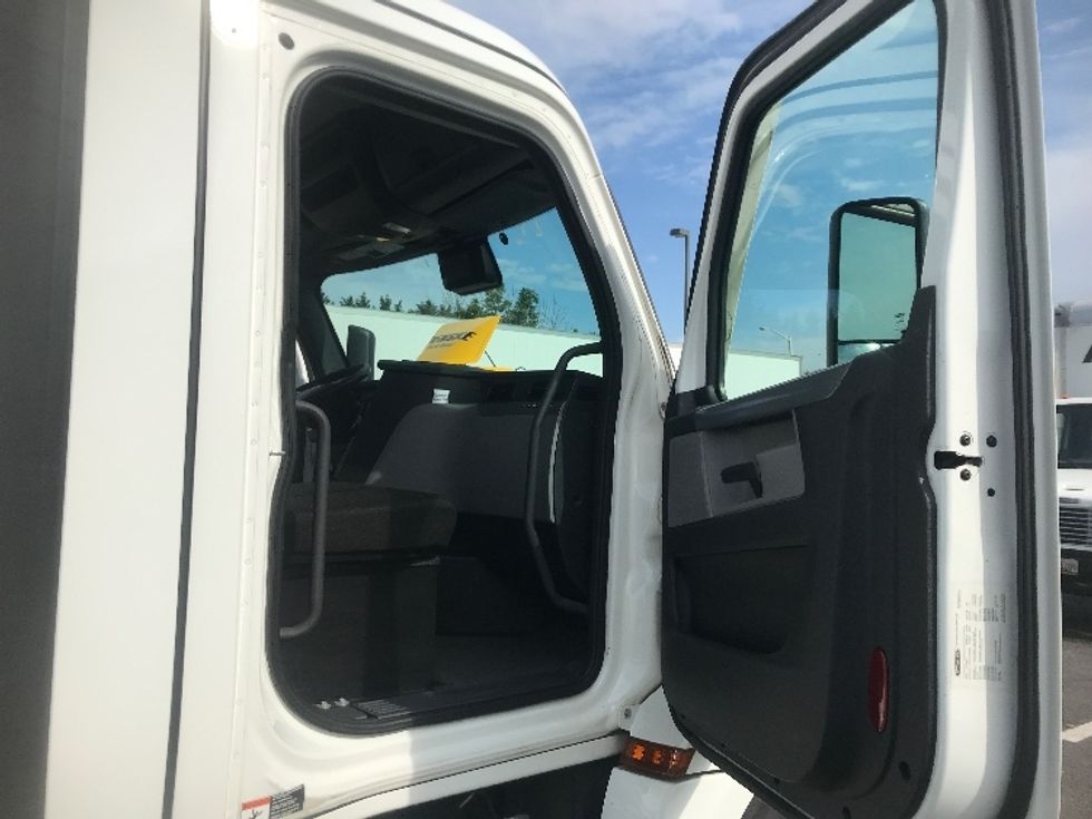 Day Cab Tractor-Heavy Duty Tractors-Freightliner-2022-T12664ST-Harrisburg-PA-296,256\n\t\tmiles-$ 71,750 - Image 12