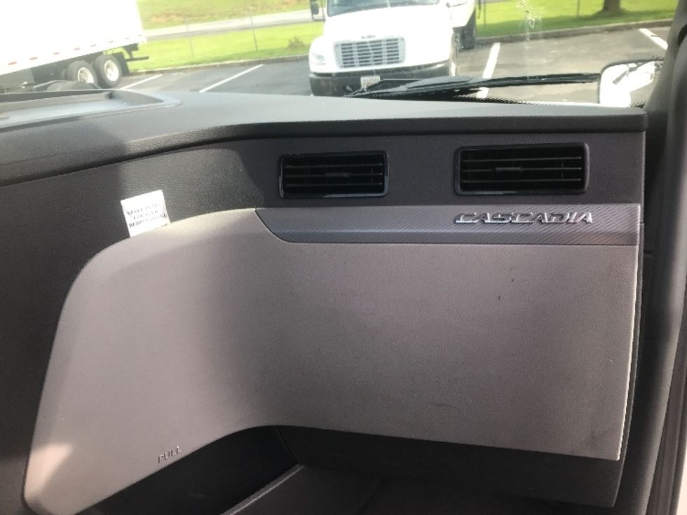 Day Cab Tractor-Heavy Duty Tractors-Freightliner-2022-T12664ST-Harrisburg-PA-296,256\n\t\tmiles-$ 71,750 - Image 13