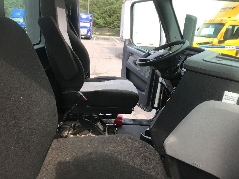 Day Cab Tractor-Heavy Duty Tractors-Freightliner-2022-T12664ST-Harrisburg-PA-296,256\n\t\tmiles-$ 71,750 - Image 14