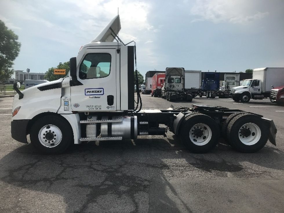 Day Cab Tractor-Heavy Duty Tractors-Freightliner-2022-T12664ST-Harrisburg-PA-296,256\n\t\tmiles-$ 71,750 - Image 4