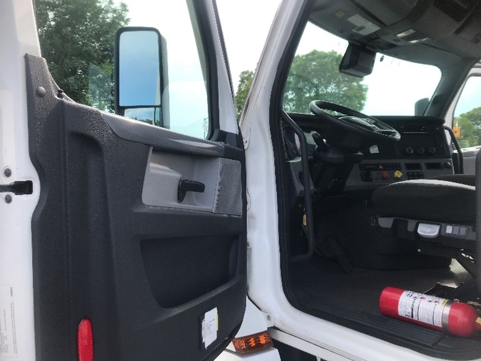 Day Cab Tractor-Heavy Duty Tractors-Freightliner-2022-T12664ST-Harrisburg-PA-296,256\n\t\tmiles-$ 71,750 - Image 9