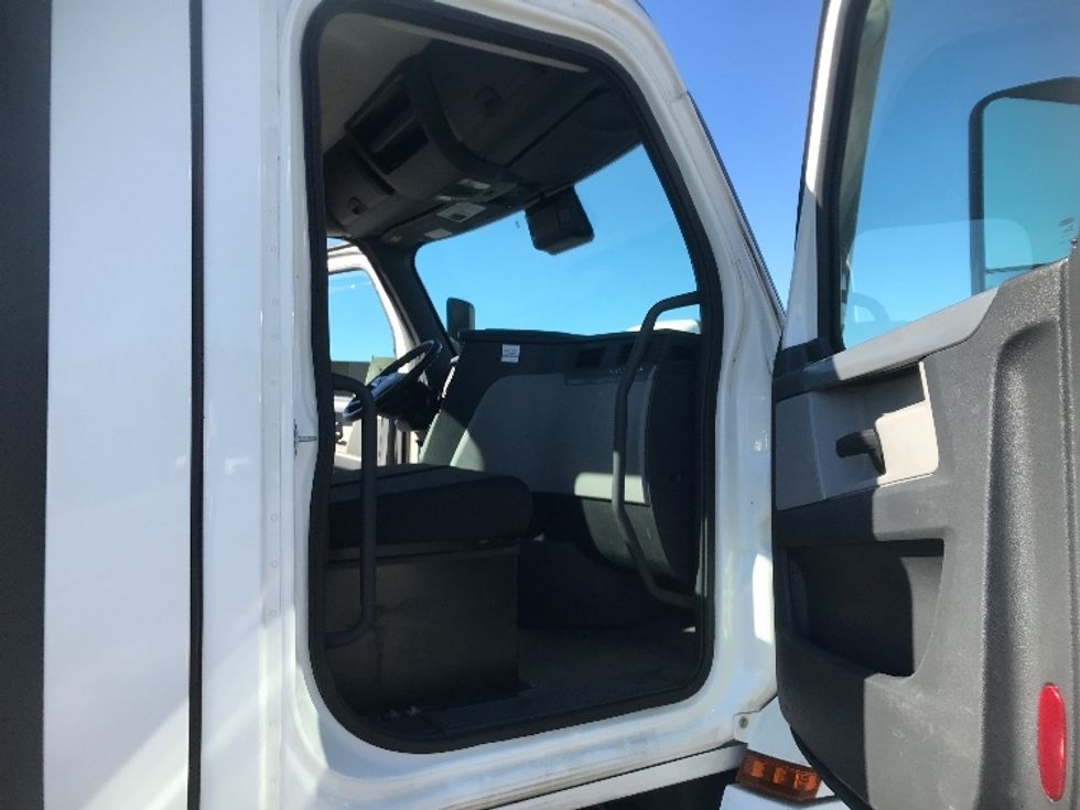 Day Cab Tractor-Heavy Duty Tractors-Freightliner-2022-T12664ST-Harrisburg-PA-460,004\n\t\tmiles-$ 54,500 - Image 12