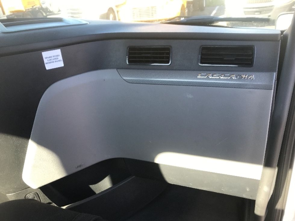 Day Cab Tractor-Heavy Duty Tractors-Freightliner-2022-T12664ST-Harrisburg-PA-460,004\n\t\tmiles-$ 54,500 - Image 13