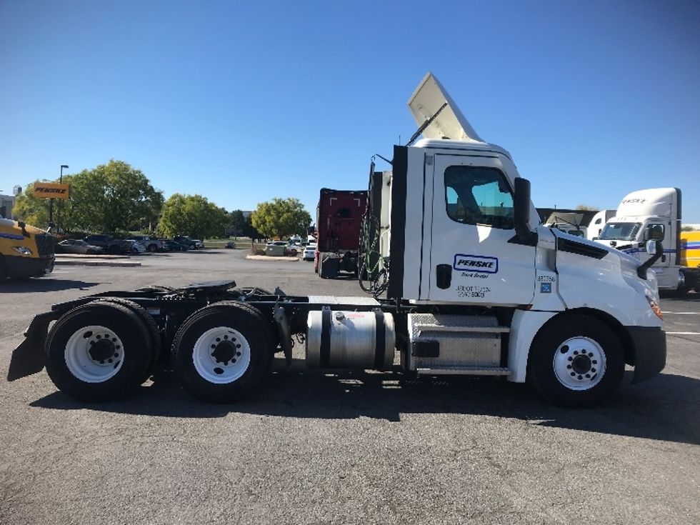 Day Cab Tractor-Heavy Duty Tractors-Freightliner-2022-T12664ST-Harrisburg-PA-460,004\n\t\tmiles-$ 54,500 - Image 8