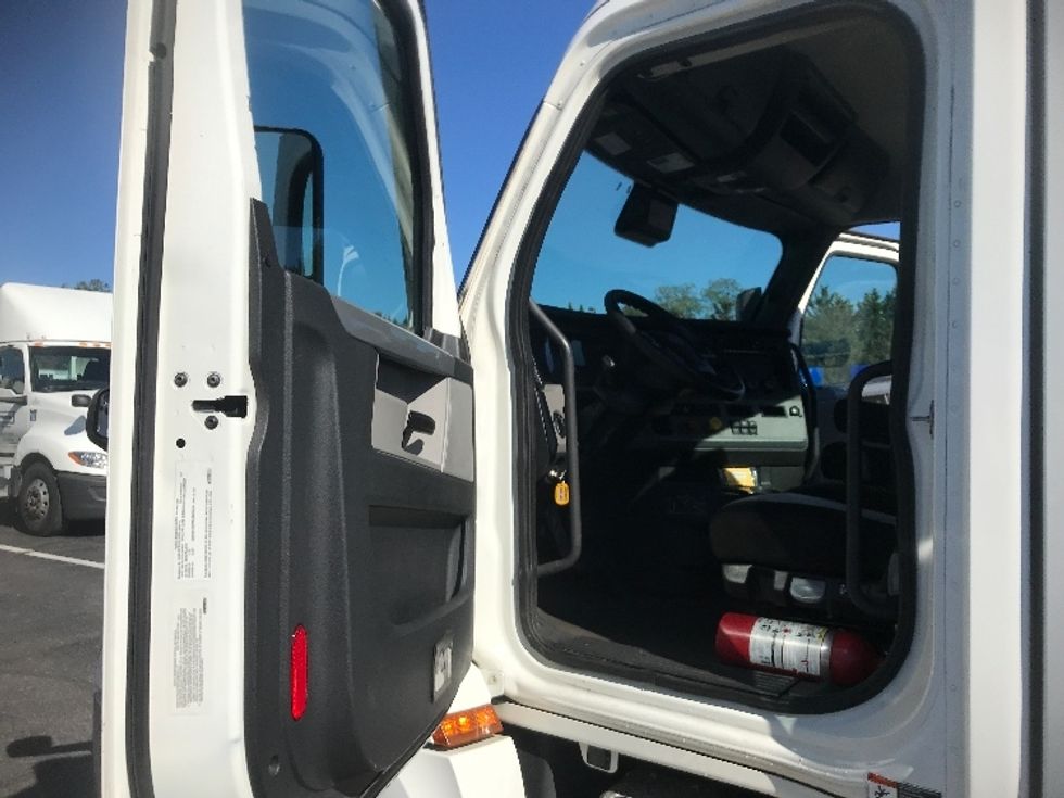 Day Cab Tractor-Heavy Duty Tractors-Freightliner-2022-T12664ST-Harrisburg-PA-460,004\n\t\tmiles-$ 54,500 - Image 9