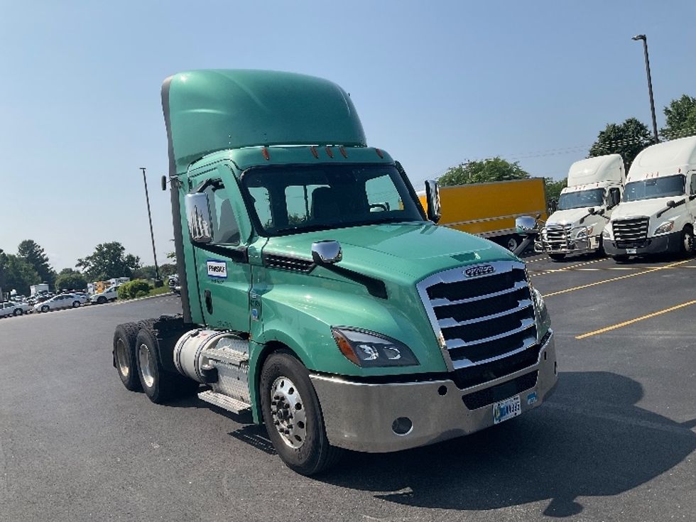 Day Cab Tractor-Heavy Duty Tractors-Freightliner-2022-T12664ST-Harrisburg-PA-510,600\n\t\tmiles-$ 50,500 - Image 1
