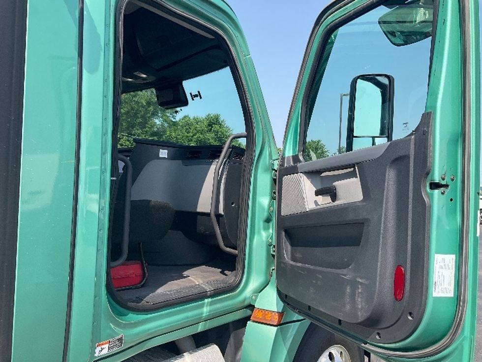 Day Cab Tractor-Heavy Duty Tractors-Freightliner-2022-T12664ST-Harrisburg-PA-510,600\n\t\tmiles-$ 50,500 - Image 12