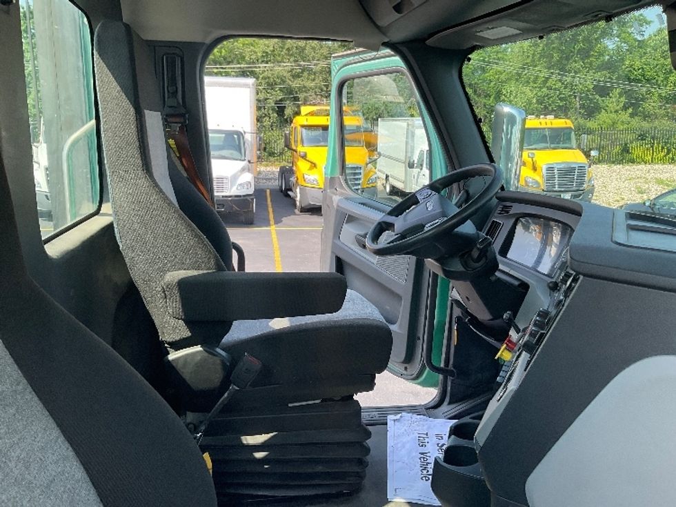 Day Cab Tractor-Heavy Duty Tractors-Freightliner-2022-T12664ST-Harrisburg-PA-510,600\n\t\tmiles-$ 50,500 - Image 14