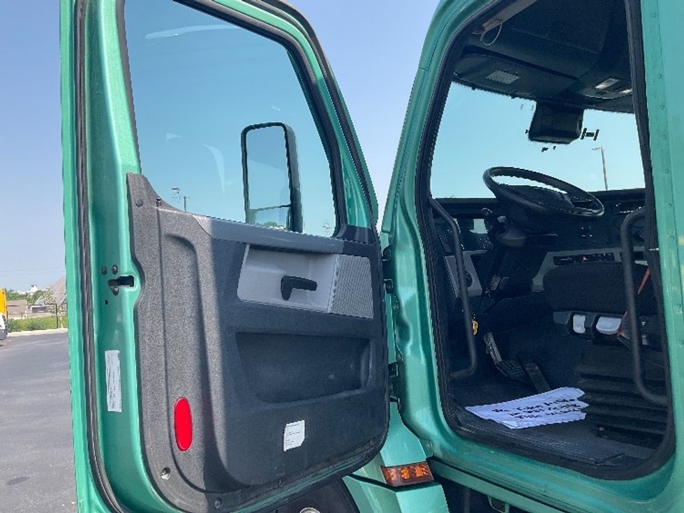 Day Cab Tractor-Heavy Duty Tractors-Freightliner-2022-T12664ST-Harrisburg-PA-510,600\n\t\tmiles-$ 50,500 - Image 9