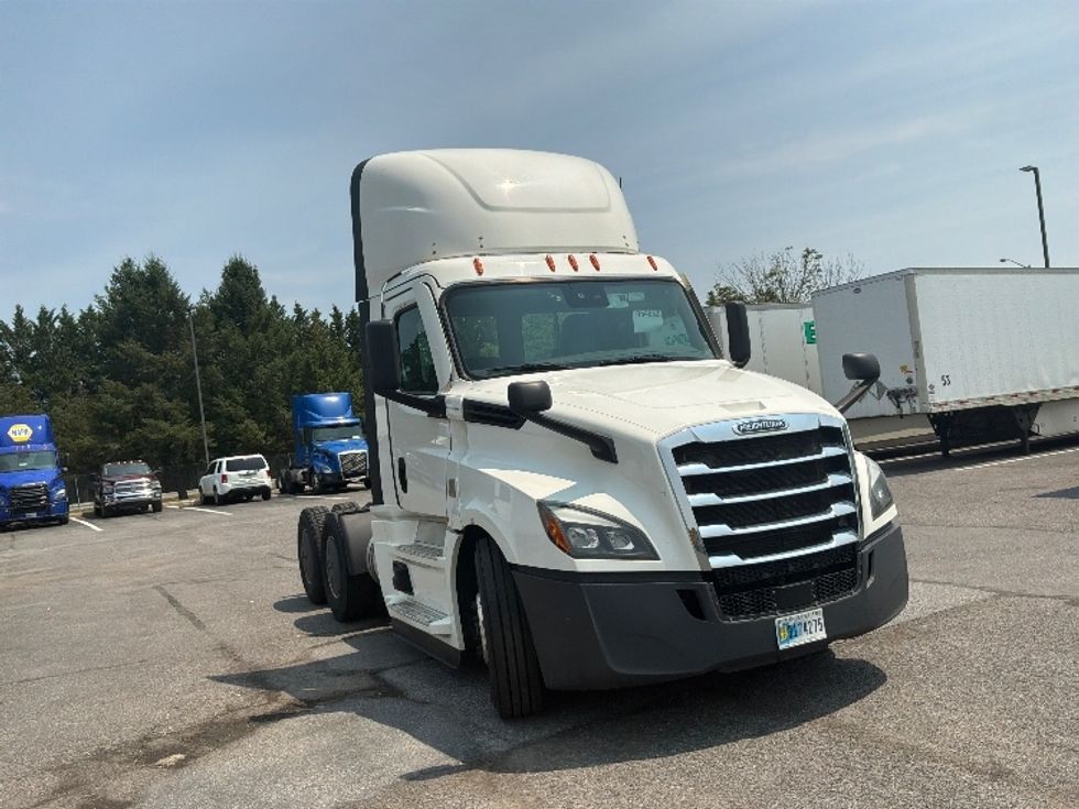 Day Cab Tractor-Heavy Duty Tractors-Freightliner-2022-T12664ST-Harrisburg-PA-606,000\n\t\tmiles-$ 37,750 - Image 1