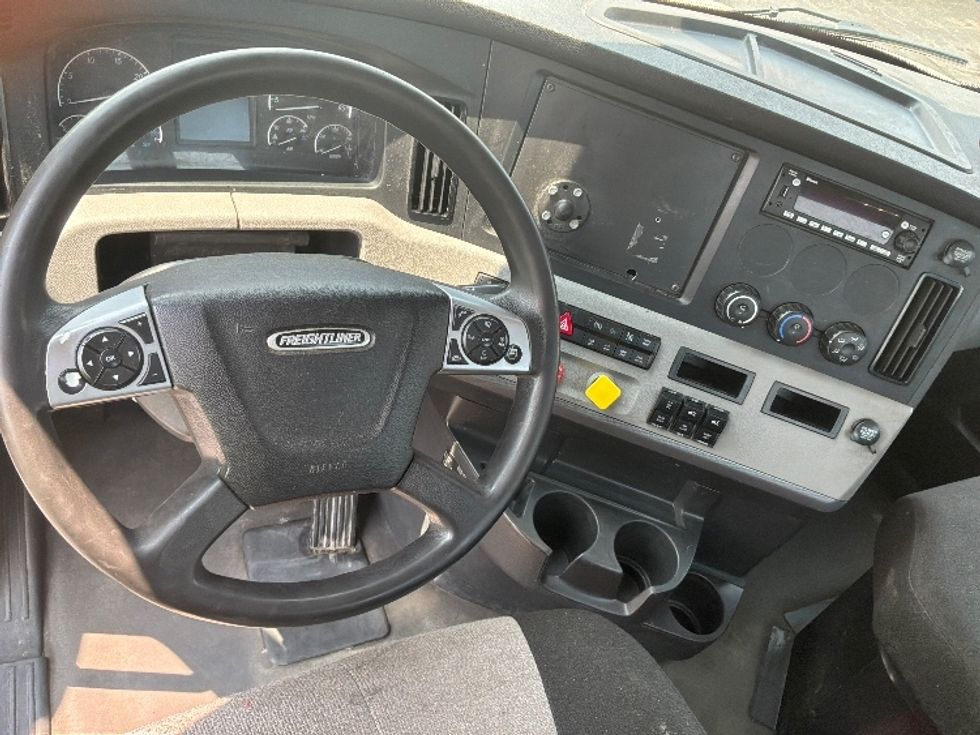 Day Cab Tractor-Heavy Duty Tractors-Freightliner-2022-T12664ST-Harrisburg-PA-606,000\n\t\tmiles-$ 37,750 - Image 11
