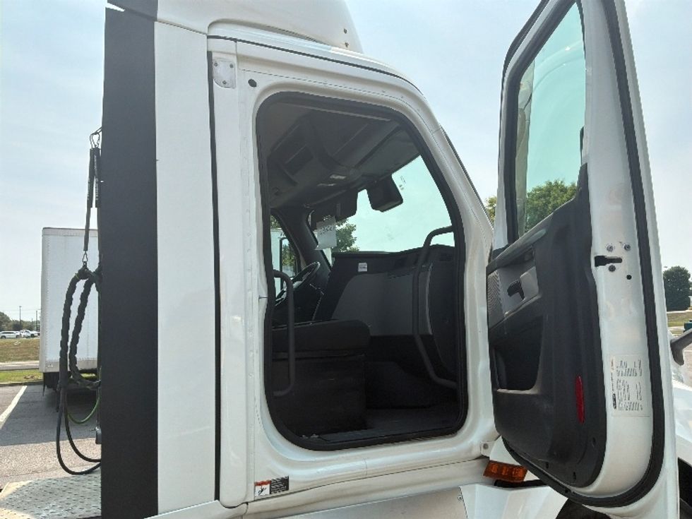 Day Cab Tractor-Heavy Duty Tractors-Freightliner-2022-T12664ST-Harrisburg-PA-606,000\n\t\tmiles-$ 37,750 - Image 12