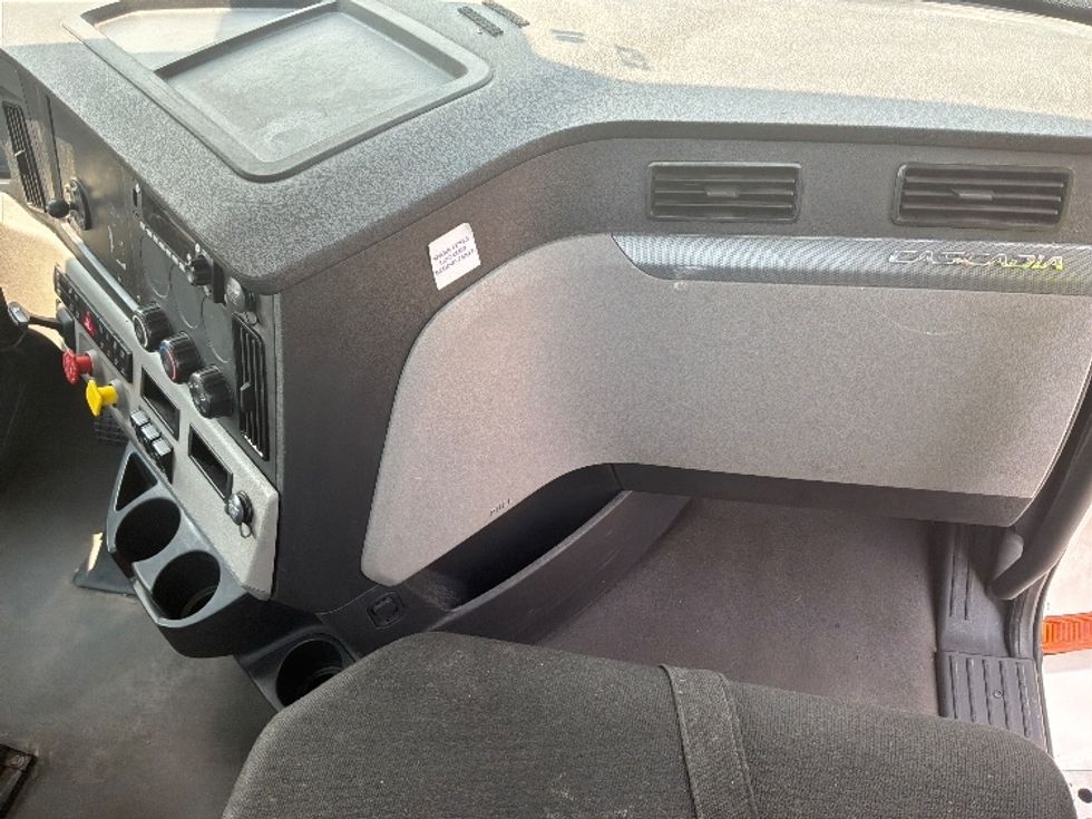 Day Cab Tractor-Heavy Duty Tractors-Freightliner-2022-T12664ST-Harrisburg-PA-606,000\n\t\tmiles-$ 37,750 - Image 13