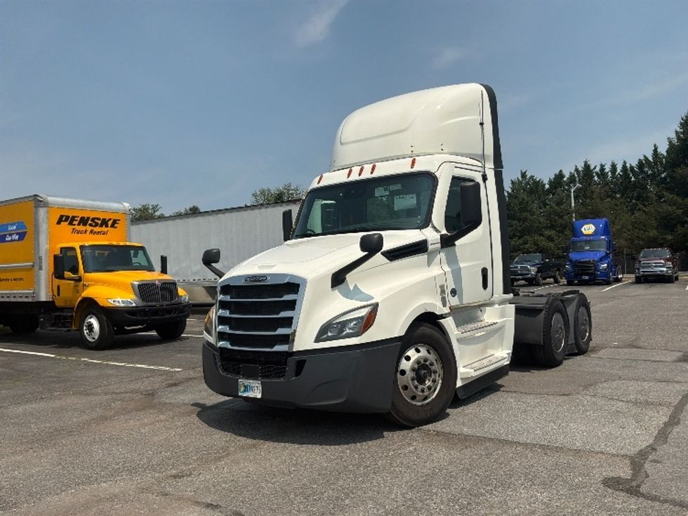 Day Cab Tractor-Heavy Duty Tractors-Freightliner-2022-T12664ST-Harrisburg-PA-606,000\n\t\tmiles-$ 37,750 - Image 3