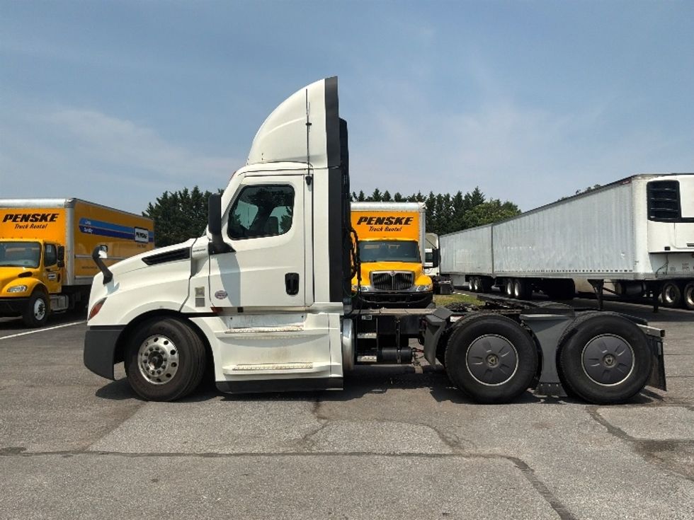 Day Cab Tractor-Heavy Duty Tractors-Freightliner-2022-T12664ST-Harrisburg-PA-606,000\n\t\tmiles-$ 37,750 - Image 4