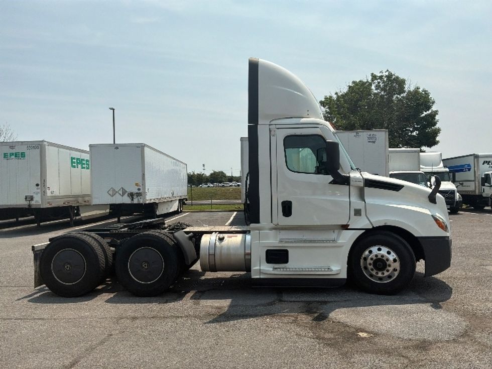 Day Cab Tractor-Heavy Duty Tractors-Freightliner-2022-T12664ST-Harrisburg-PA-606,000\n\t\tmiles-$ 37,750 - Image 8