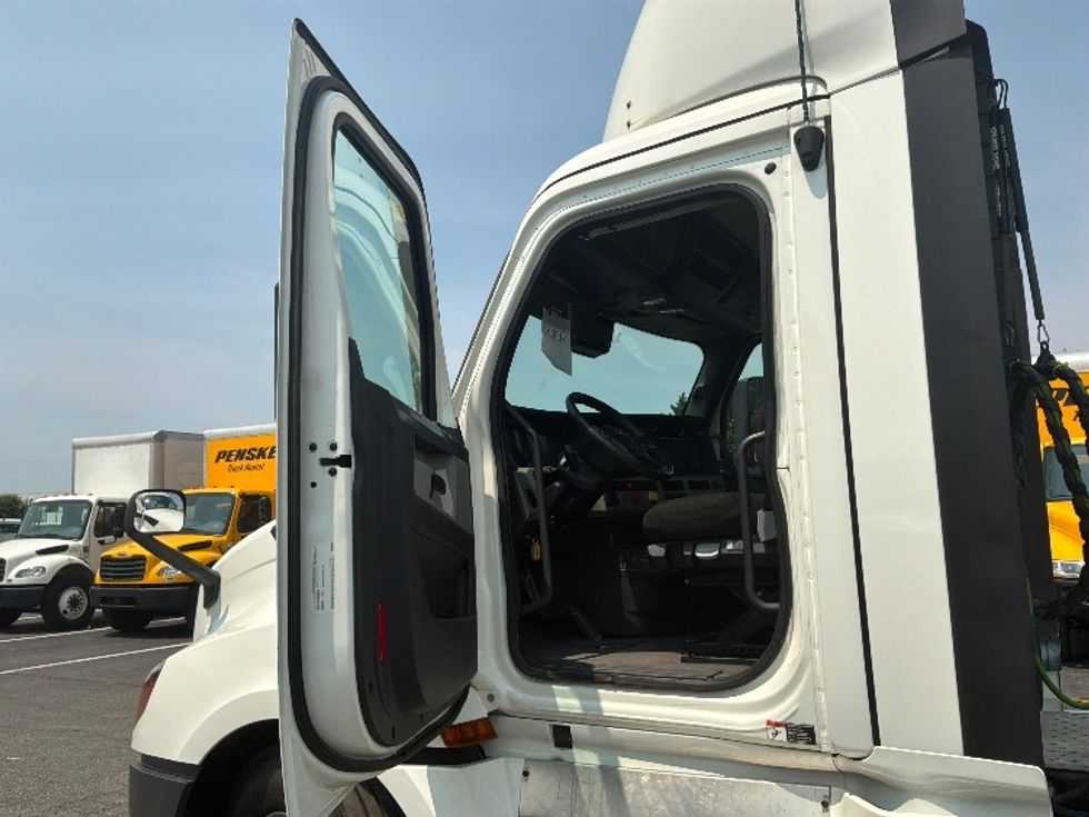 Day Cab Tractor-Heavy Duty Tractors-Freightliner-2022-T12664ST-Harrisburg-PA-606,000\n\t\tmiles-$ 37,750 - Image 9
