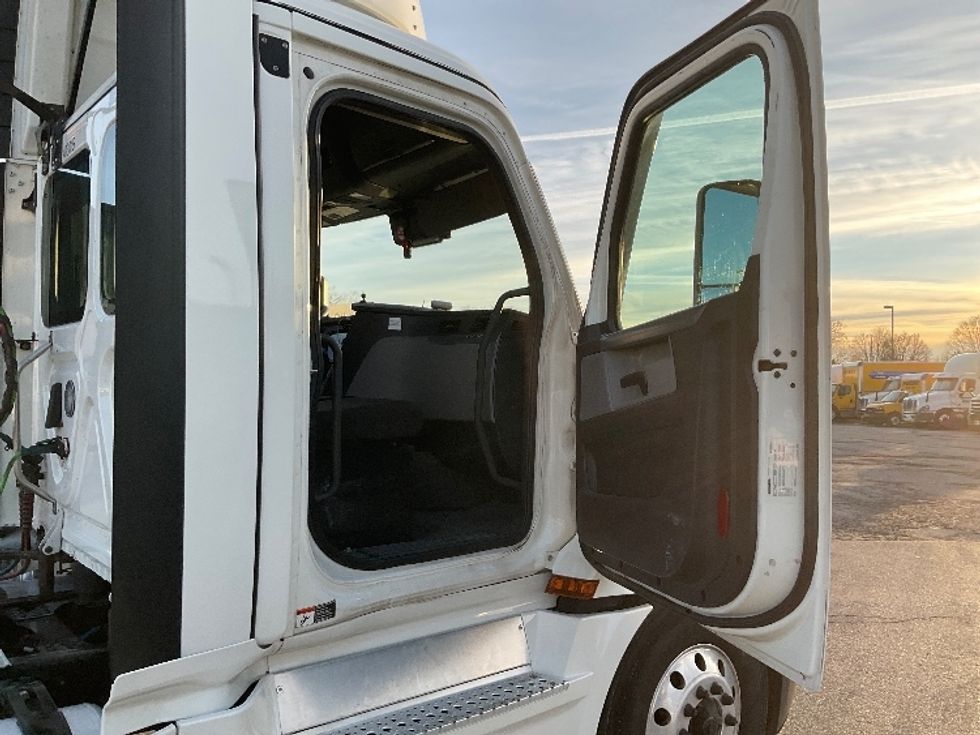 Day Cab Tractor-Heavy Duty Tractors-Freightliner-2022-T12664ST-Harrisburg-PA-628,707\n\t\tmiles-$ 33,250 - Image 12