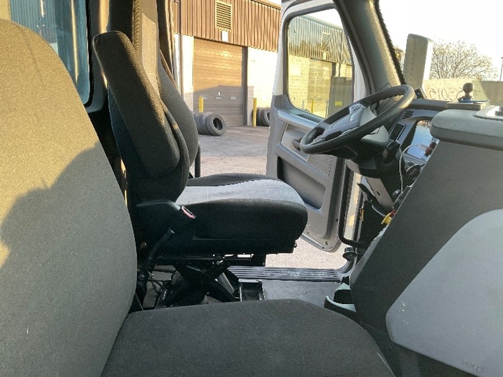 Day Cab Tractor-Heavy Duty Tractors-Freightliner-2022-T12664ST-Harrisburg-PA-628,707\n\t\tmiles-$ 33,250 - Image 14