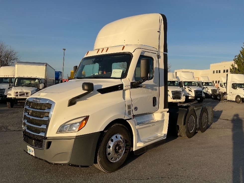 Day Cab Tractor-Heavy Duty Tractors-Freightliner-2022-T12664ST-Harrisburg-PA-628,707\n\t\tmiles-$ 33,250 - Image 3