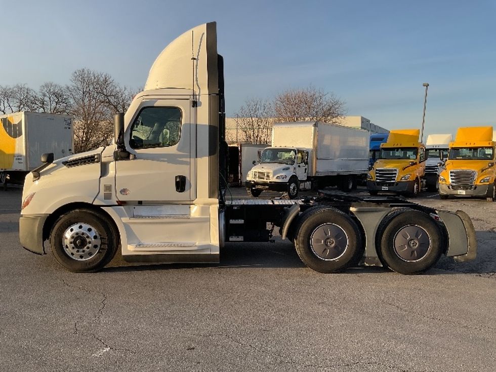 Day Cab Tractor-Heavy Duty Tractors-Freightliner-2022-T12664ST-Harrisburg-PA-628,707\n\t\tmiles-$ 33,250 - Image 4