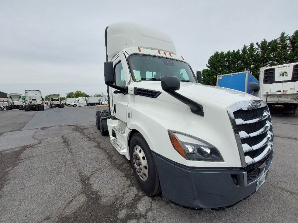 Day Cab Tractor-Heavy Duty Tractors-Freightliner-2022-T12664ST-Harrisburg-PA-660,777\n\t\tmiles-$ 33,000 - Image 1