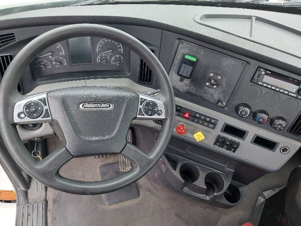 Day Cab Tractor-Heavy Duty Tractors-Freightliner-2022-T12664ST-Harrisburg-PA-660,777\n\t\tmiles-$ 33,000 - Image 11