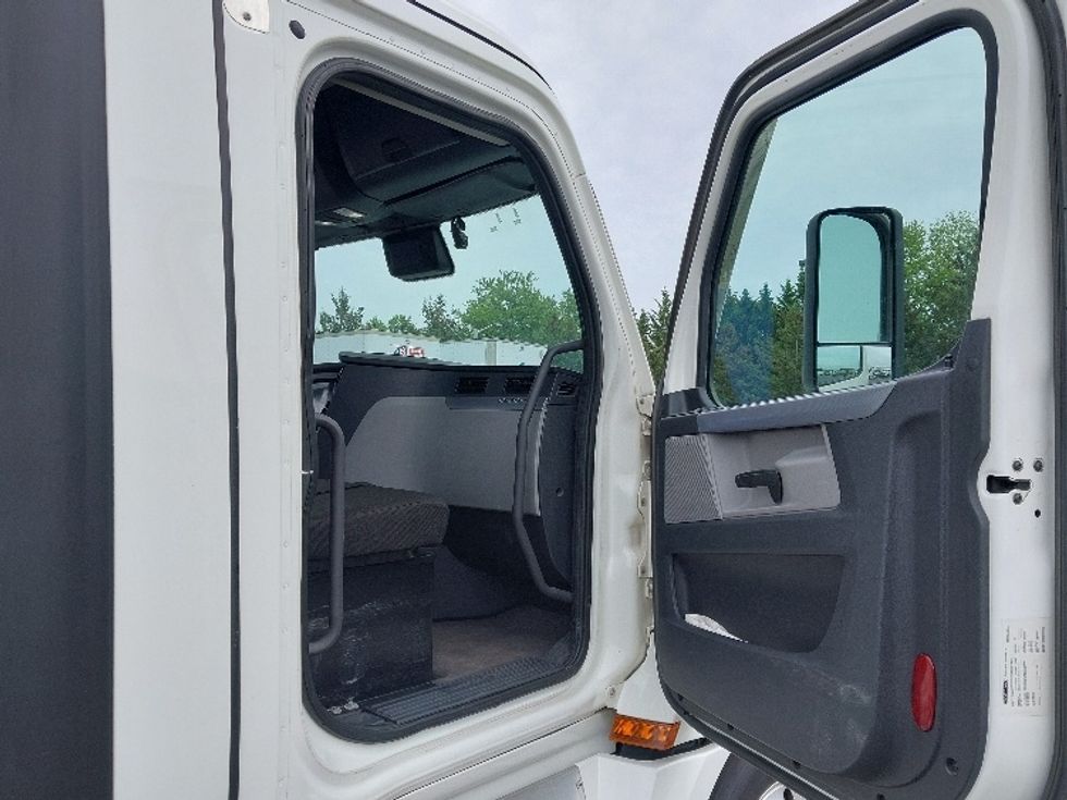 Day Cab Tractor-Heavy Duty Tractors-Freightliner-2022-T12664ST-Harrisburg-PA-660,777\n\t\tmiles-$ 33,000 - Image 12