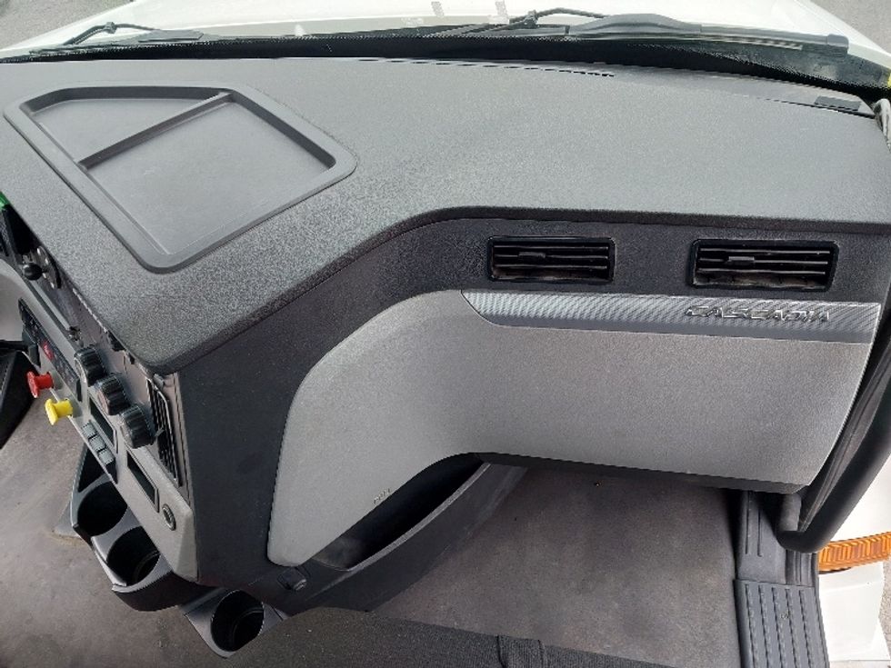 Day Cab Tractor-Heavy Duty Tractors-Freightliner-2022-T12664ST-Harrisburg-PA-660,777\n\t\tmiles-$ 33,000 - Image 13