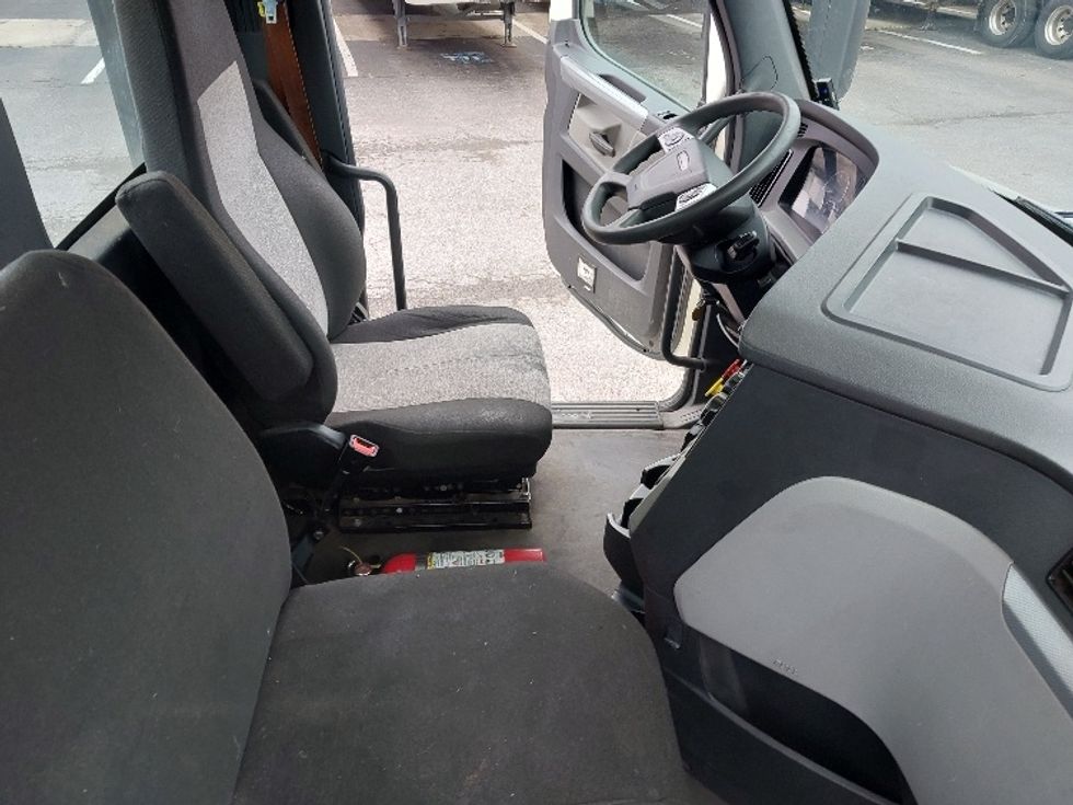 Day Cab Tractor-Heavy Duty Tractors-Freightliner-2022-T12664ST-Harrisburg-PA-660,777\n\t\tmiles-$ 33,000 - Image 14