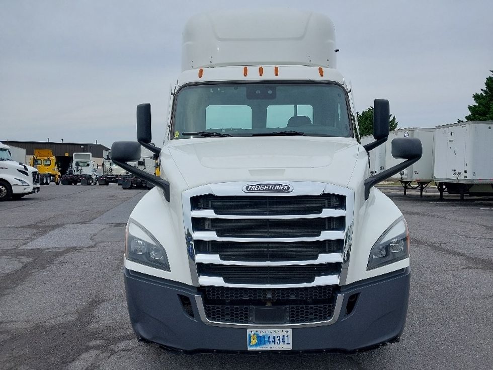Day Cab Tractor-Heavy Duty Tractors-Freightliner-2022-T12664ST-Harrisburg-PA-660,777\n\t\tmiles-$ 33,000 - Image 2