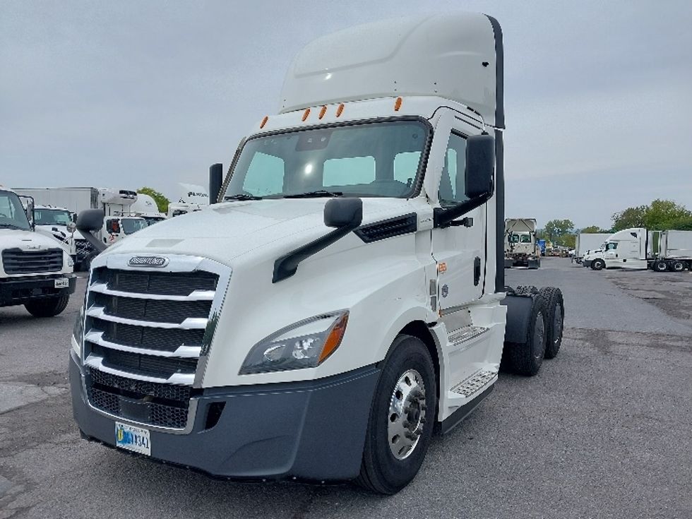 Day Cab Tractor-Heavy Duty Tractors-Freightliner-2022-T12664ST-Harrisburg-PA-660,777\n\t\tmiles-$ 33,000 - Image 3