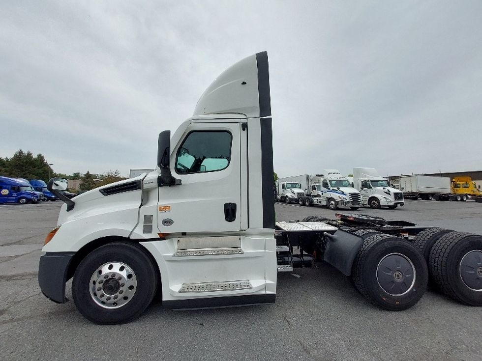 Day Cab Tractor-Heavy Duty Tractors-Freightliner-2022-T12664ST-Harrisburg-PA-660,777\n\t\tmiles-$ 33,000 - Image 4