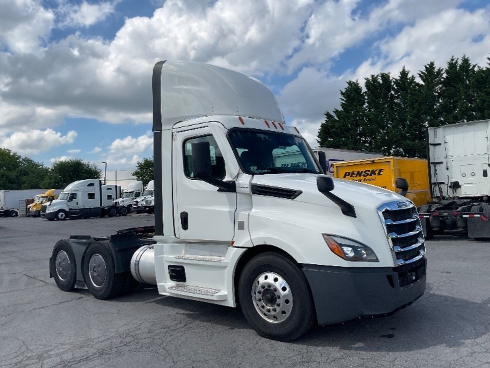 Day Cab Tractor-Heavy Duty Tractors-Freightliner-2022-T12664ST-Harrisburg-PA-679,332\n\t\tmiles-$ 29,500 - Image 1