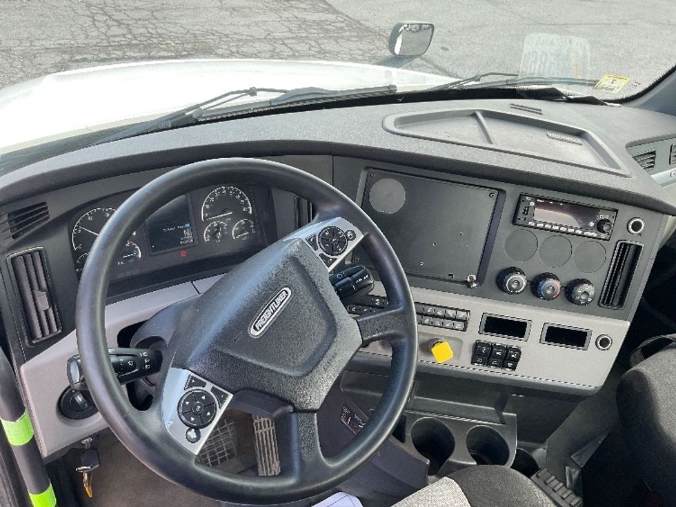 Day Cab Tractor-Heavy Duty Tractors-Freightliner-2022-T12664ST-Harrisburg-PA-679,332\n\t\tmiles-$ 29,500 - Image 11