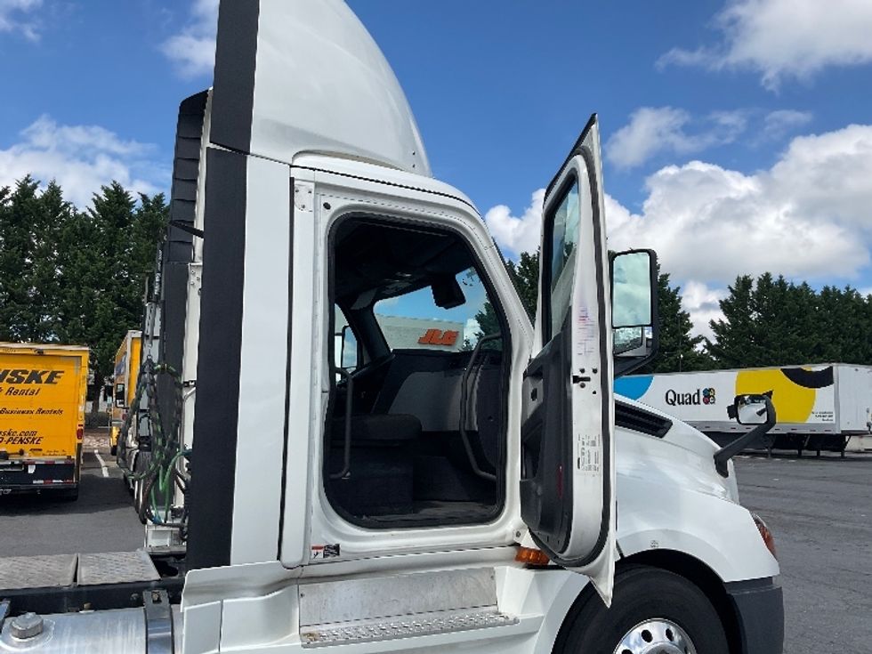 Day Cab Tractor-Heavy Duty Tractors-Freightliner-2022-T12664ST-Harrisburg-PA-679,332\n\t\tmiles-$ 29,500 - Image 12
