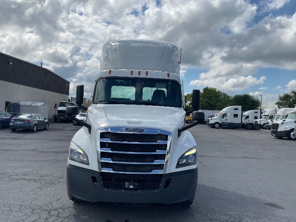 Day Cab Tractor-Heavy Duty Tractors-Freightliner-2022-T12664ST-Harrisburg-PA-679,332\n\t\tmiles-$ 29,500 - Image 2