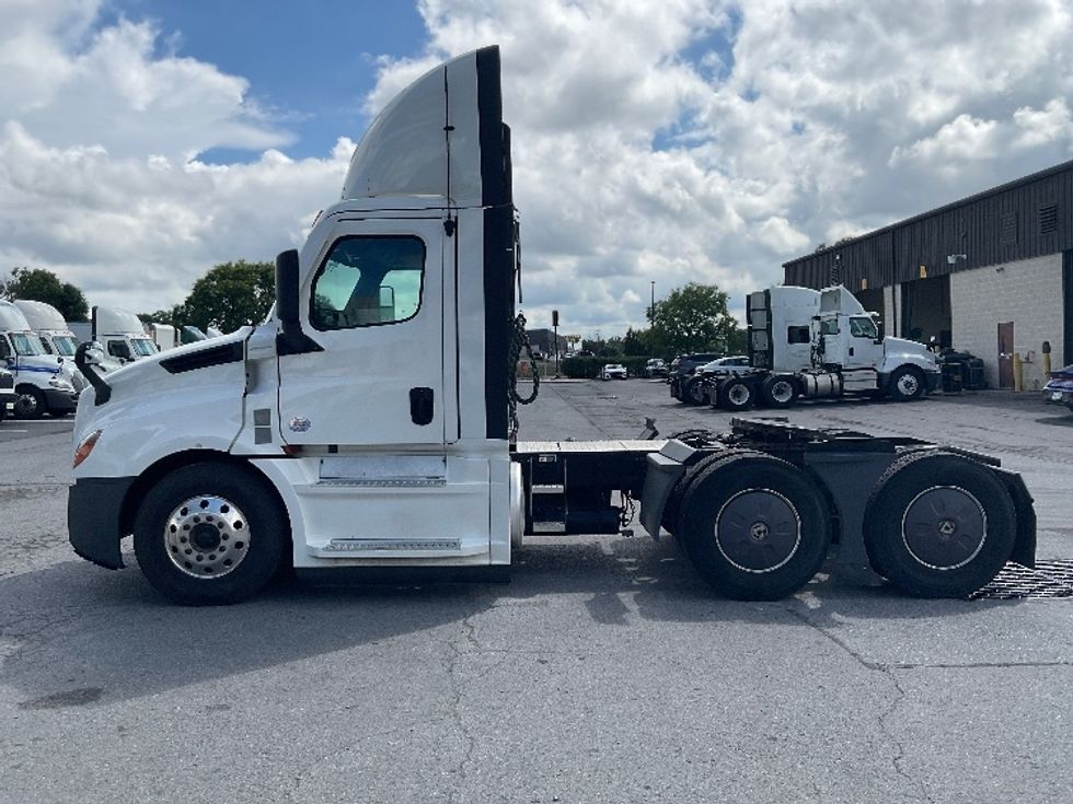 Day Cab Tractor-Heavy Duty Tractors-Freightliner-2022-T12664ST-Harrisburg-PA-679,332\n\t\tmiles-$ 29,500 - Image 4