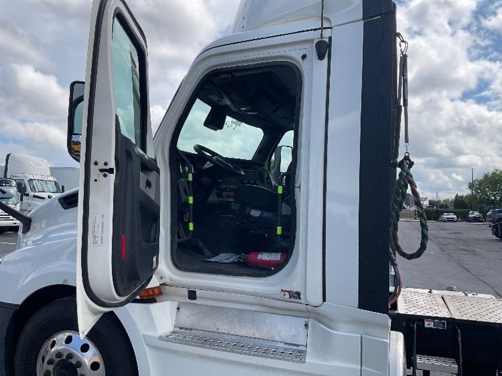 Day Cab Tractor-Heavy Duty Tractors-Freightliner-2022-T12664ST-Harrisburg-PA-679,332\n\t\tmiles-$ 29,500 - Image 9