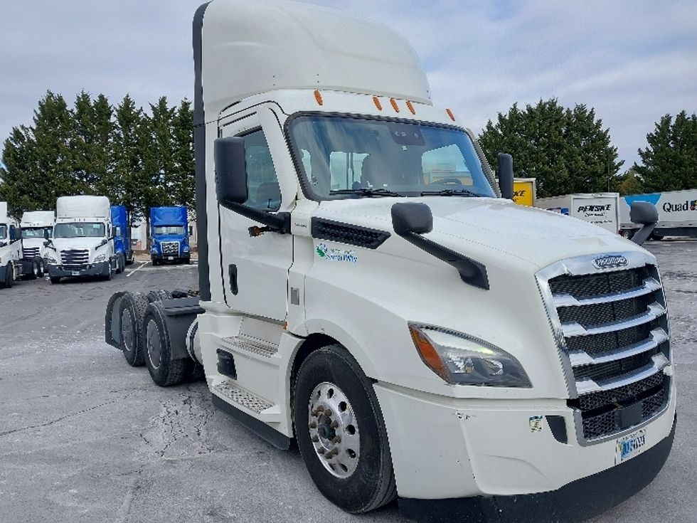 Day Cab Tractor-Heavy Duty Tractors-Freightliner-2022-T12664ST-Harrisburg-PA-700,639\n\t\tmiles-$ 30,000 - Image 1