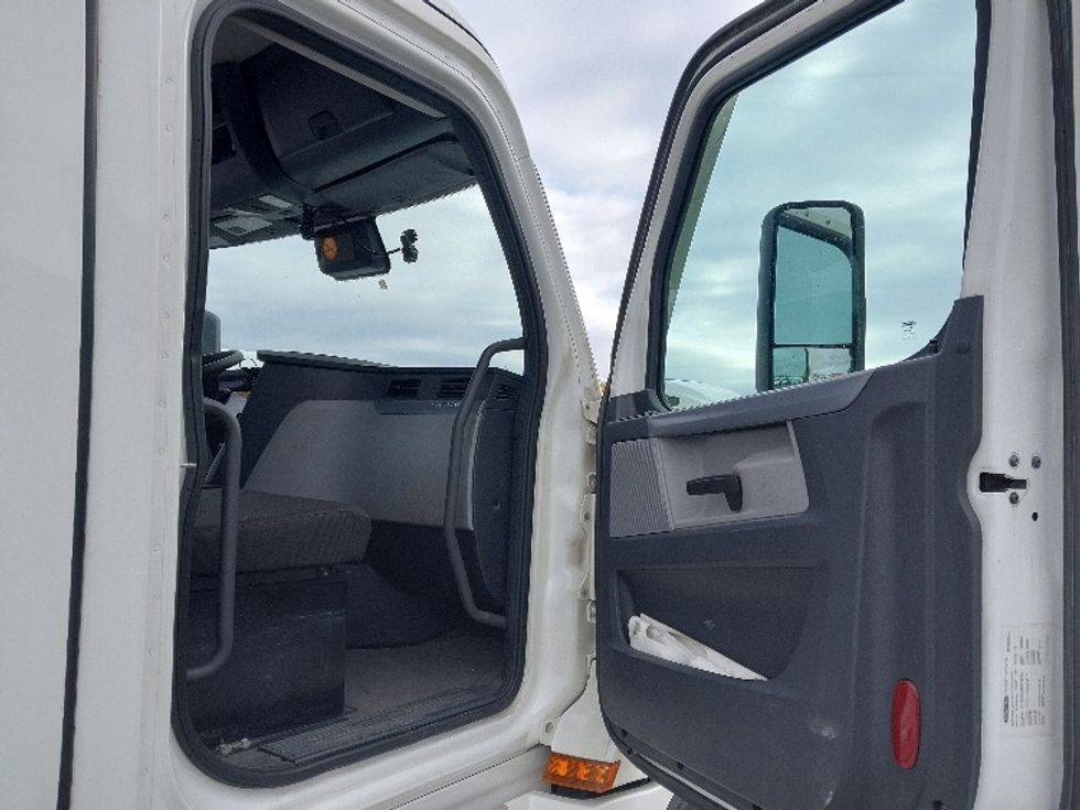 Day Cab Tractor-Heavy Duty Tractors-Freightliner-2022-T12664ST-Harrisburg-PA-700,639\n\t\tmiles-$ 30,000 - Image 12